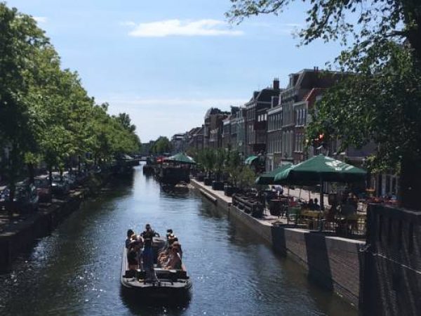 MAFF Canal Apartment in Den Haag